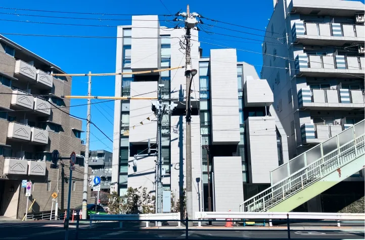 高層マンションと歩道橋が織りなす、都会のダイナミックな風景。
