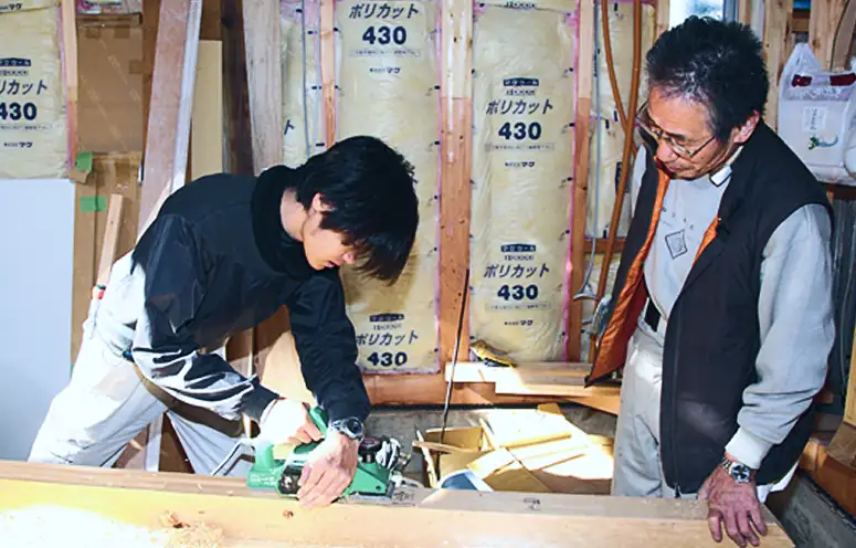 若い職人さんとベテラン職人が、協調性をもって作業に取り組む姿。