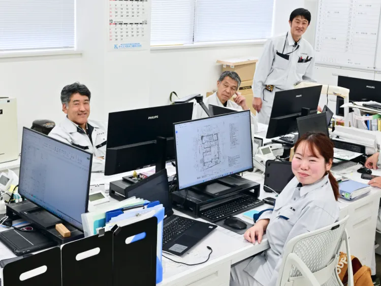 明るく活気あふれるオフィスで、集中して仕事に取り組む仲間たち