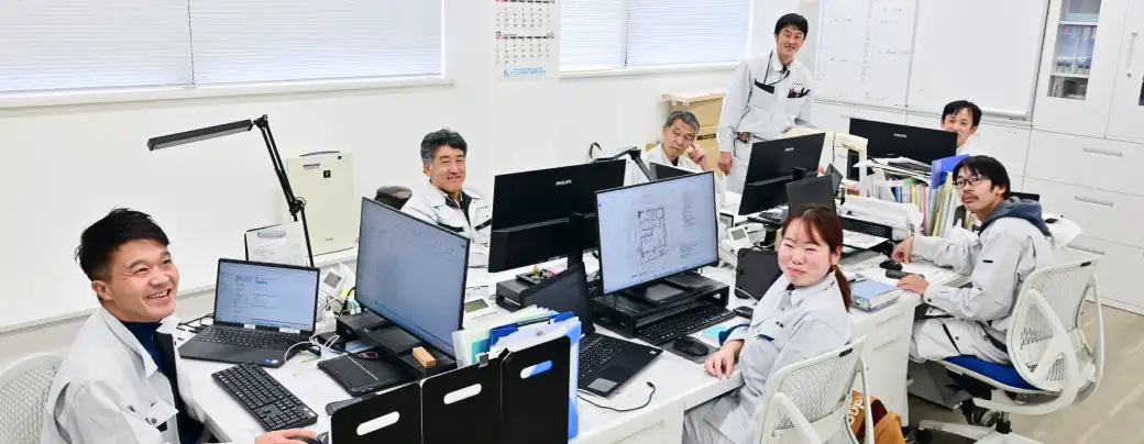明るく活気あふれるオフィスで、集中して仕事に取り組む仲間たち